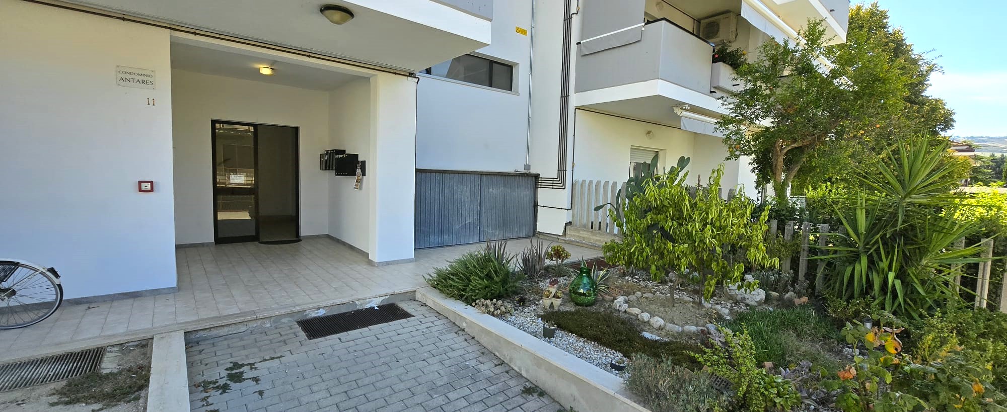 2 Appartamento con ampio terrazzo e giardino in vendita a San Nicolò a Tordino