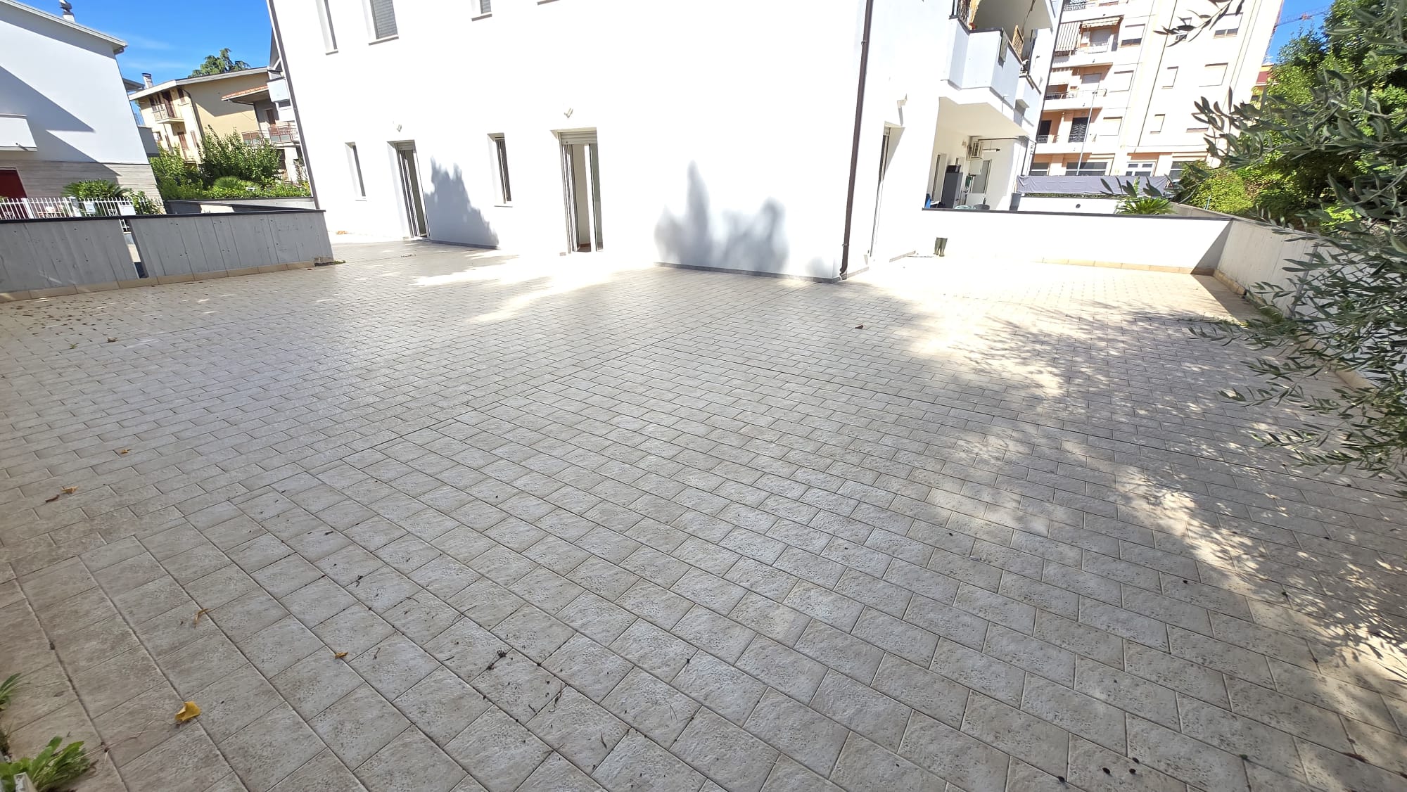 25 Appartamento con ampio terrazzo e giardino in vendita a San Nicolò a Tordino